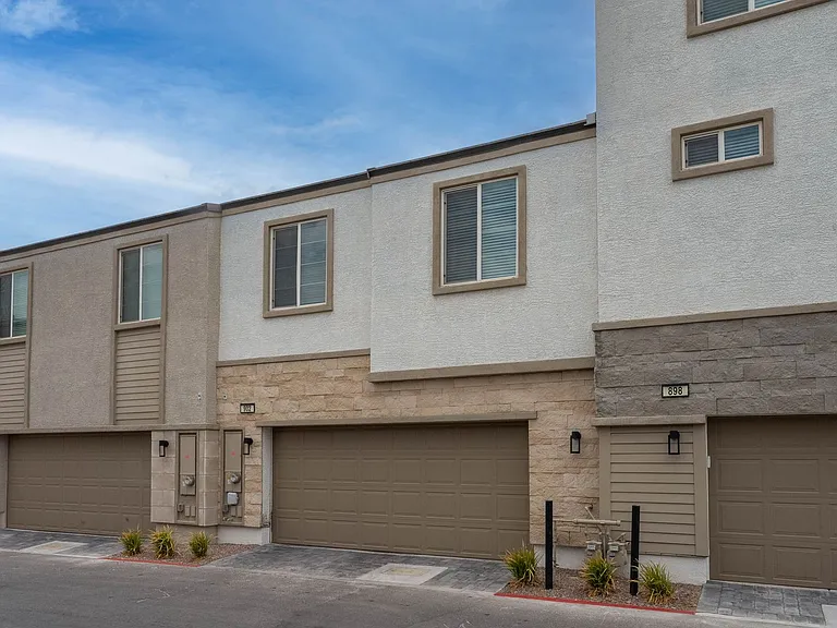 902 Bronzite St — Photo 40