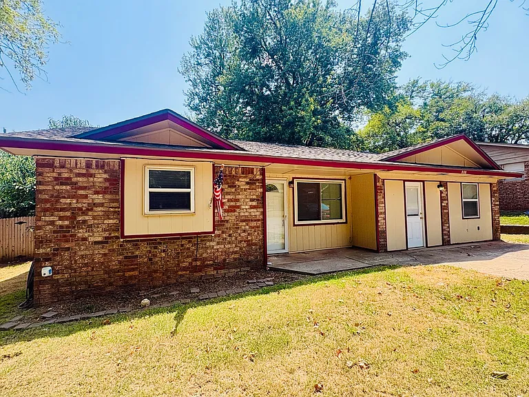 808 Catherine Dr — Photo 1