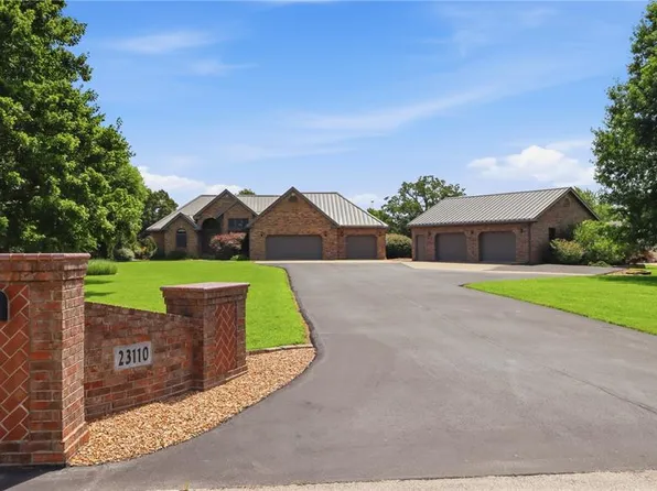 23110 Roselawn Dr, Lebanon, MO 65536