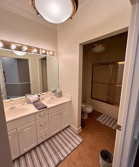 Full bath room