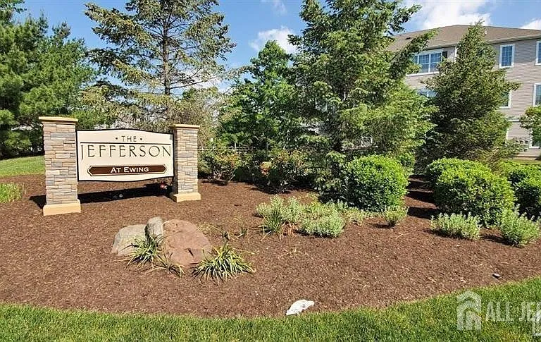 725 Timberlake Dr — Photo 1