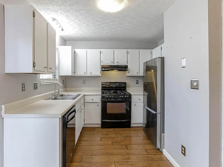 908 Charnwood Ln — Photo 2