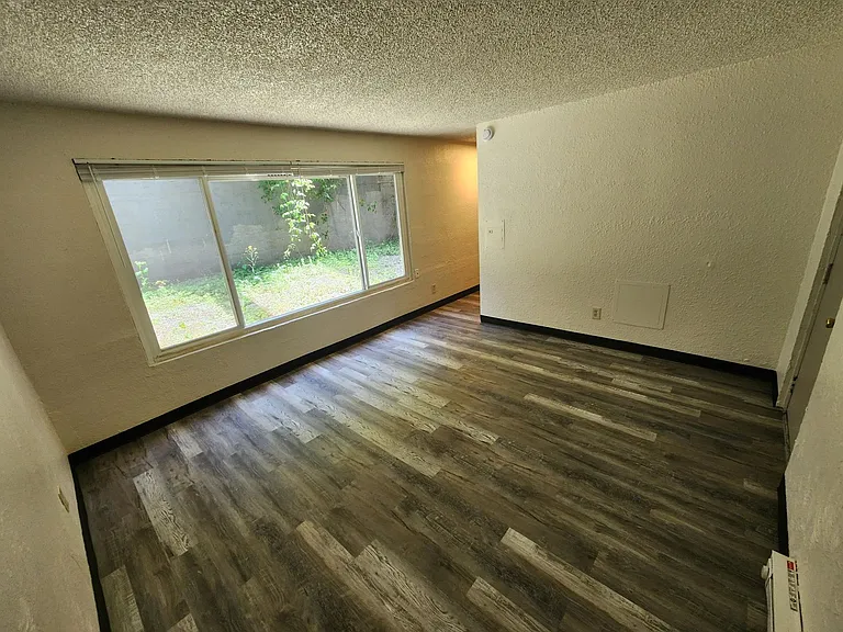 Melrose Court Apartments — Photo 9
