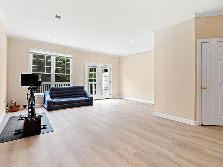 904 Edgewater Cir — Photo 7