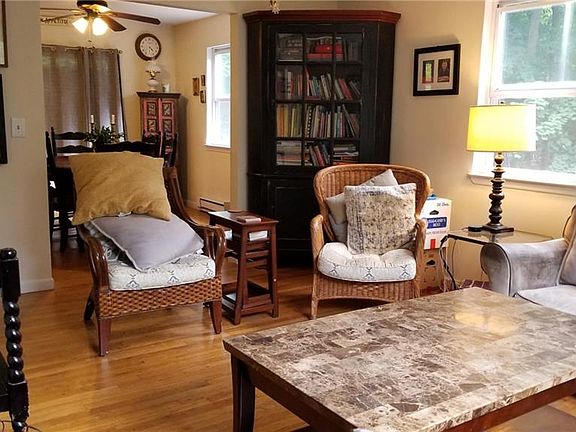 4th image of 10 Fisher Ln