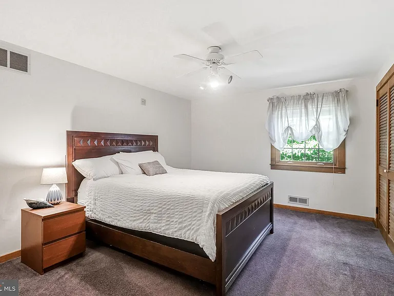12 Hessian Way — Photo 43