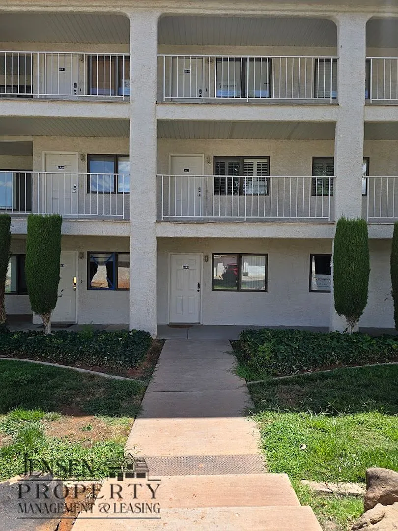 Las Palmas Condo- Pool, Tennis-Garage — Photo 1