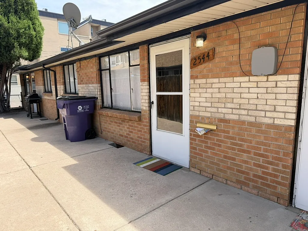 2 bed, 715 sqft, $1,300 — Photo 2
