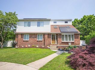 15 Roda Dr, Mastic, NY 11950