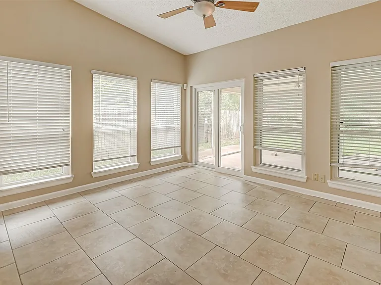 2302 Brook View Ln — Photo 17