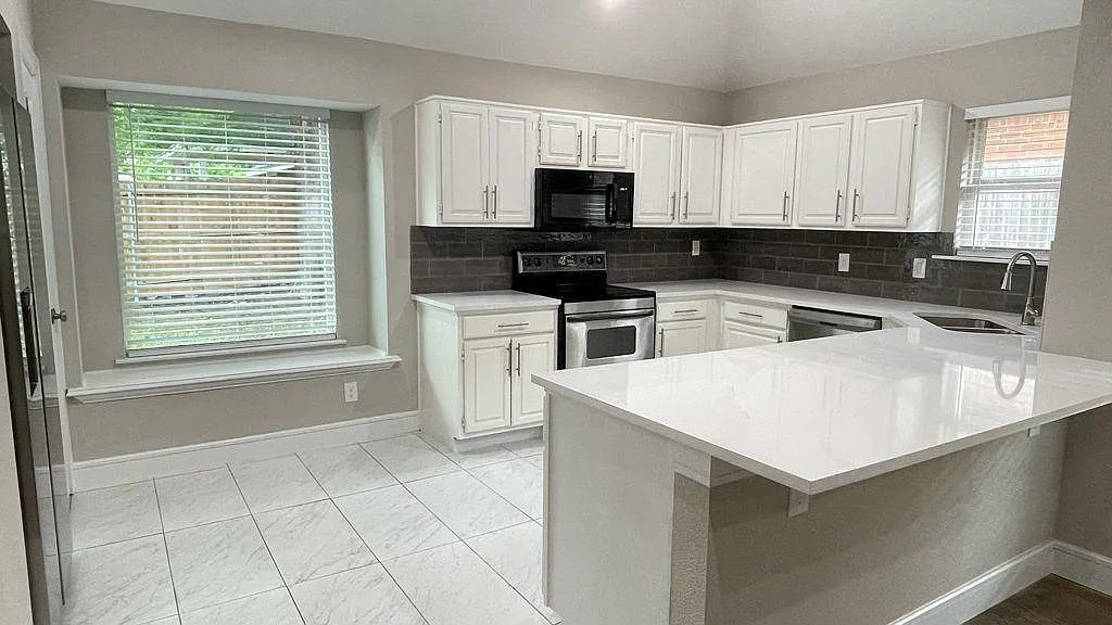 3 bed, 2.5 bath, 1599 sqft, $2,800 — Photo 2