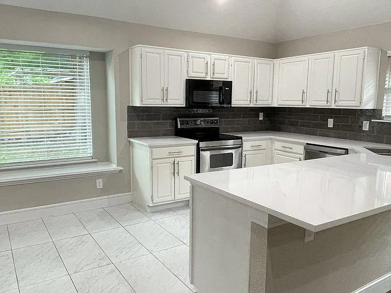 1477 Hampton Rd — Photo 2