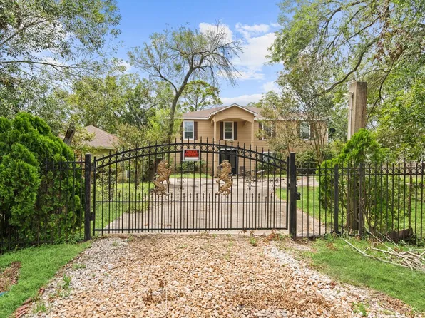 715 Elm St, Fresno, TX 77545