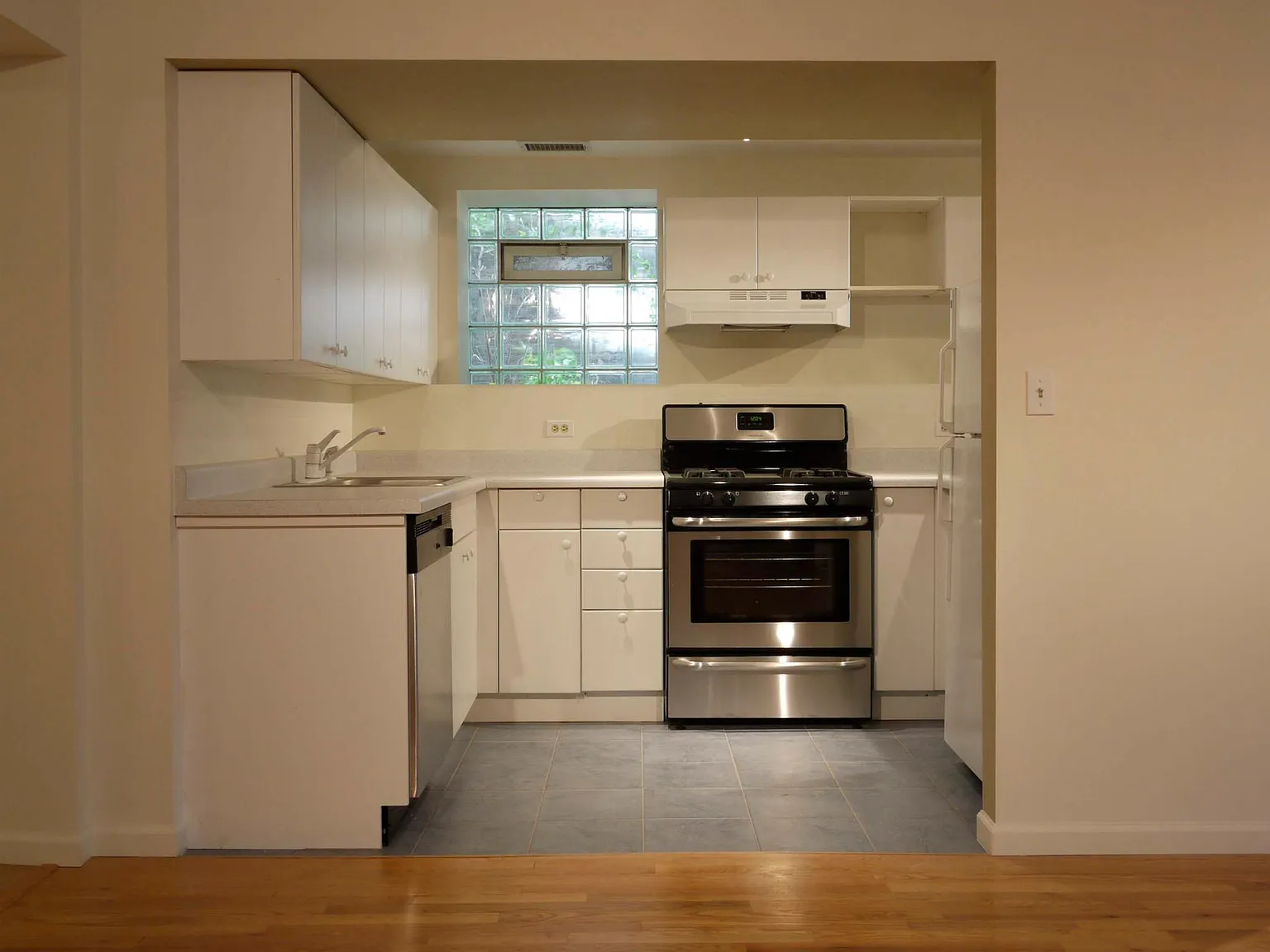 1 bed, 1200 sqft, $1,985 — Photo 4