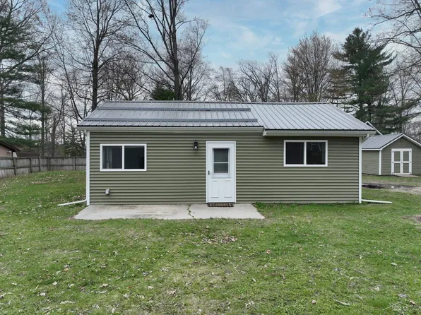 1156 Hemlock Rd, Beaverton, MI 48612