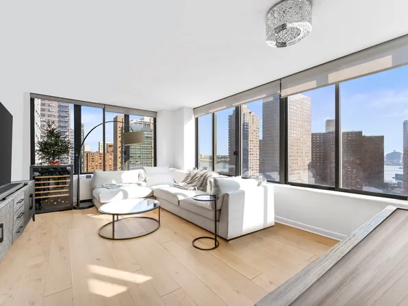 300 East 93rd Street image 1 of 7