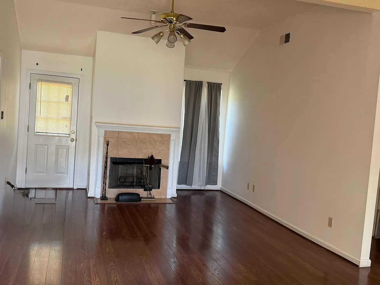 3 bed, 1181 sqft, $1,300 — Photo 2