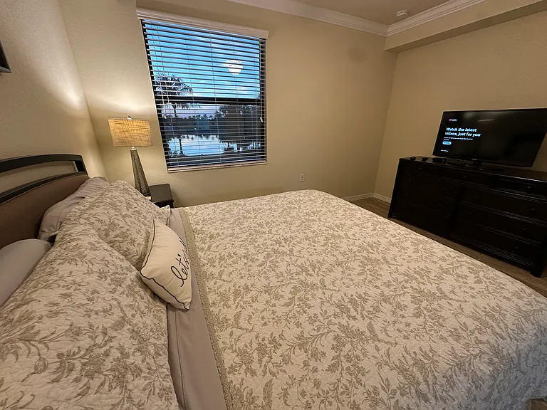 BR1 - King Bed