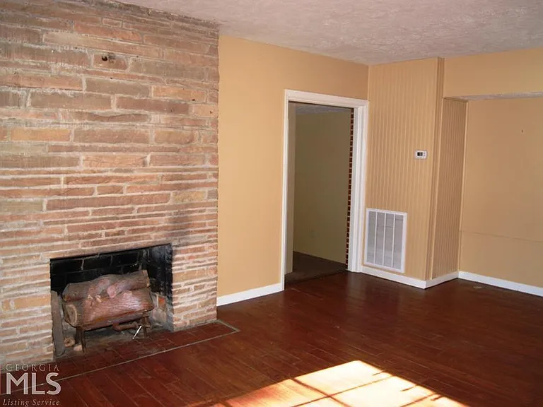 294 Longview Dr — Photo 2
