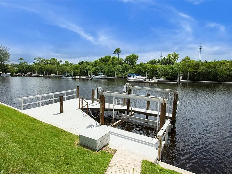 2048 Harbor Ln — Photo 30