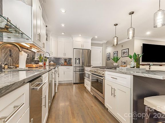 3rd image of 4121 Sheridan Dr