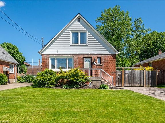 3rd image of 27 Delevan Cres