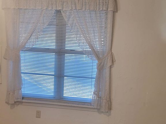 5th image of 408 S Broadway St