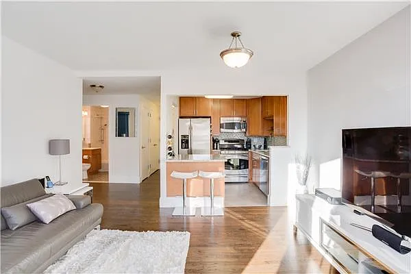 Sold by R New York | media 3