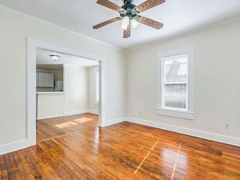 208 W Lockhart St — Photo 4