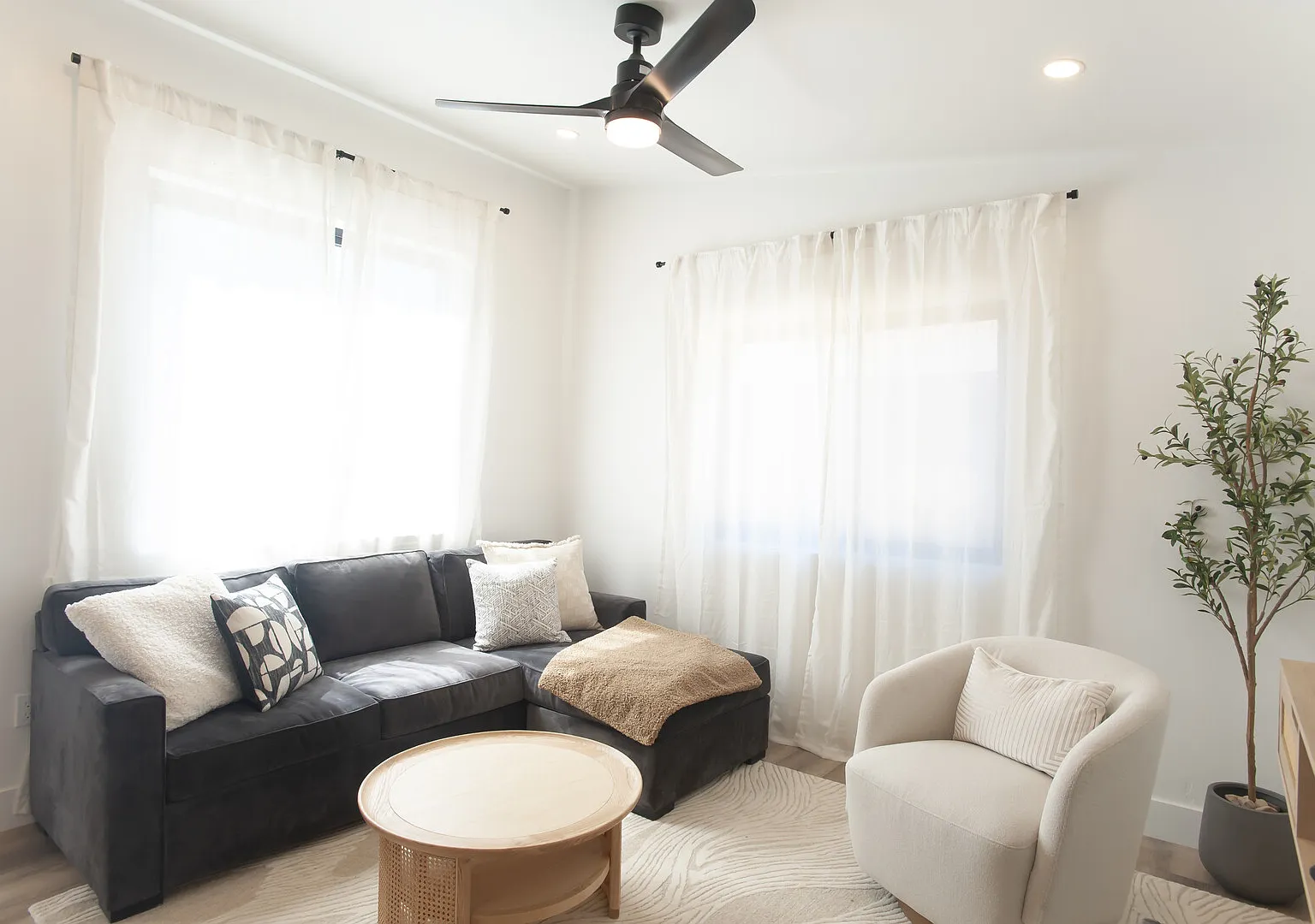 Modern Small Home — Photo 4