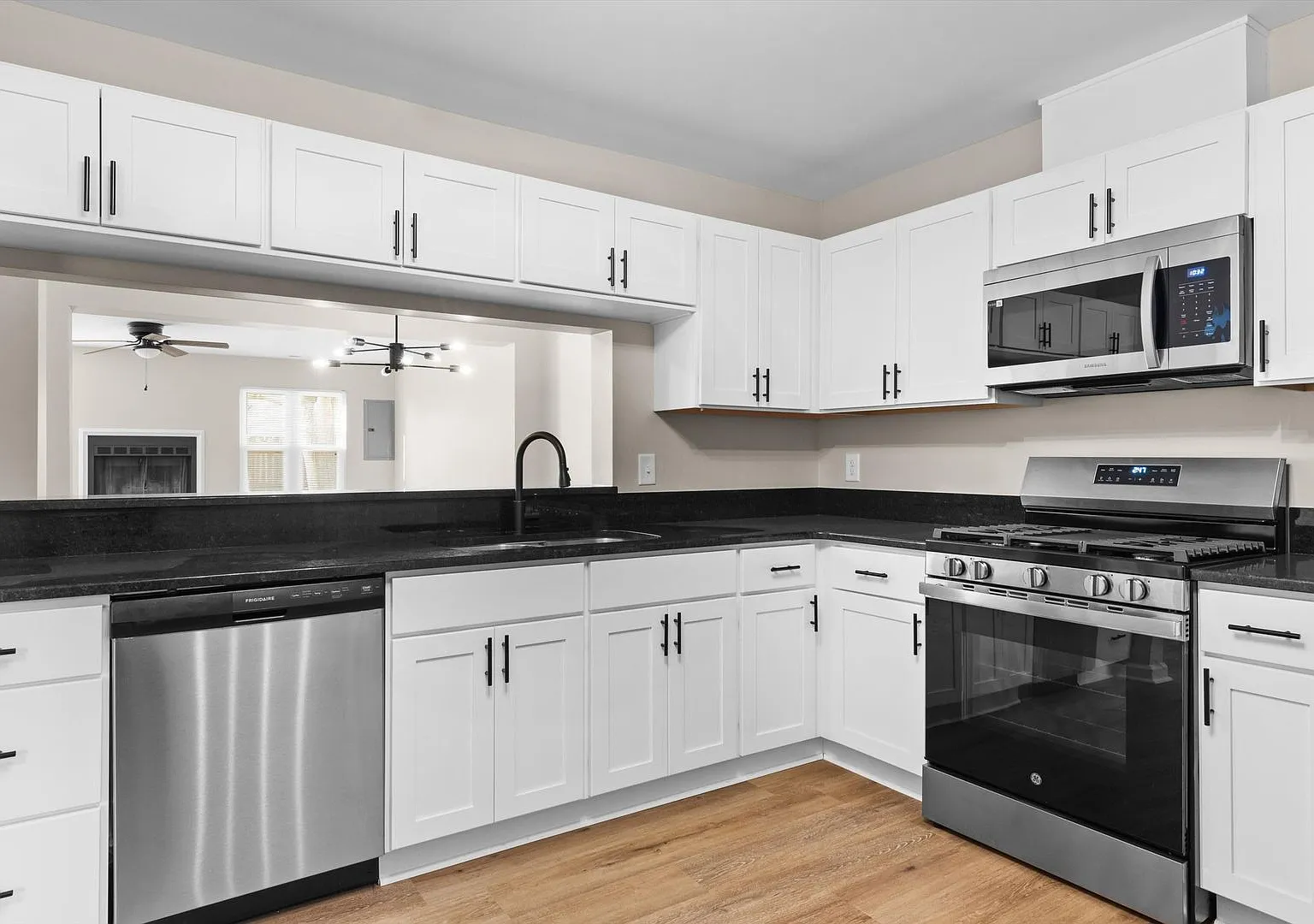 Stylish Living Meets Ultimate Convenience in This 3BR/2.5BA Ocean Lakes Townhome! — Photo 2