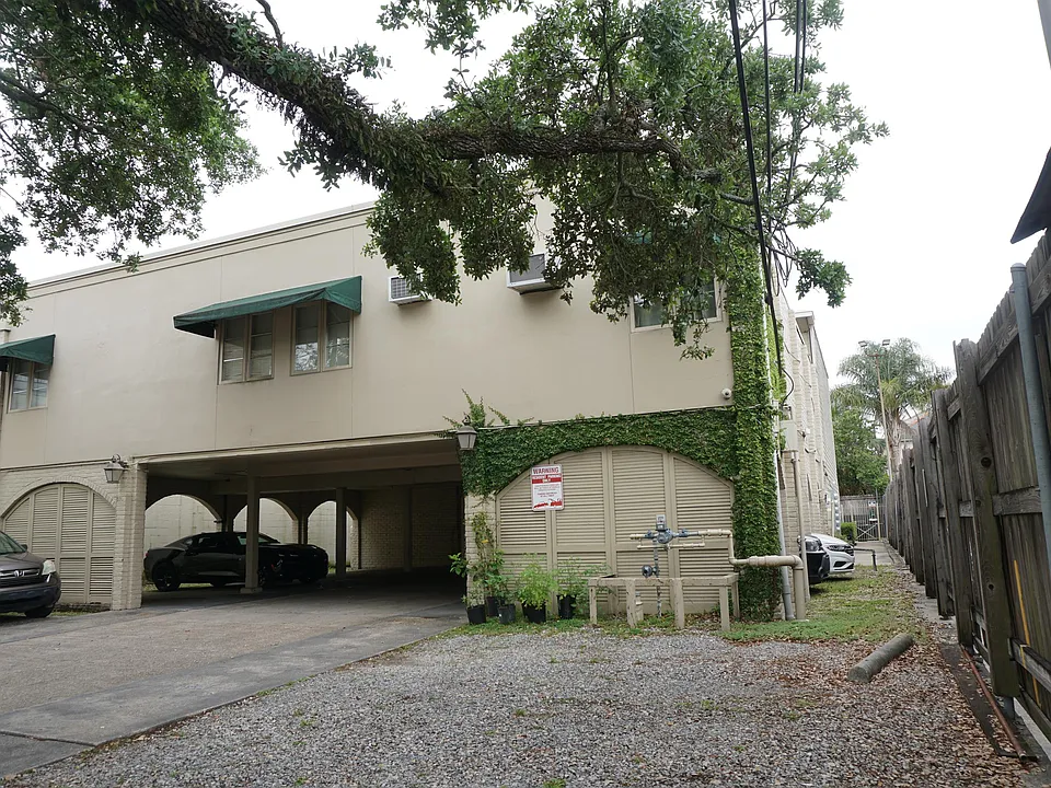 2833 Magazine St #205
