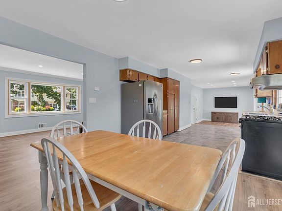 5th image of 37 Janet Ct
