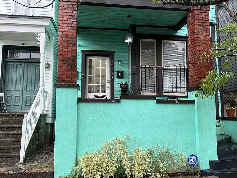 311 E Duffy St — Photo 2