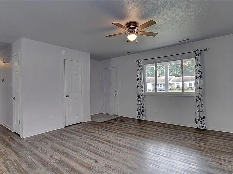 1093 Salisbury Dr — Photo 2