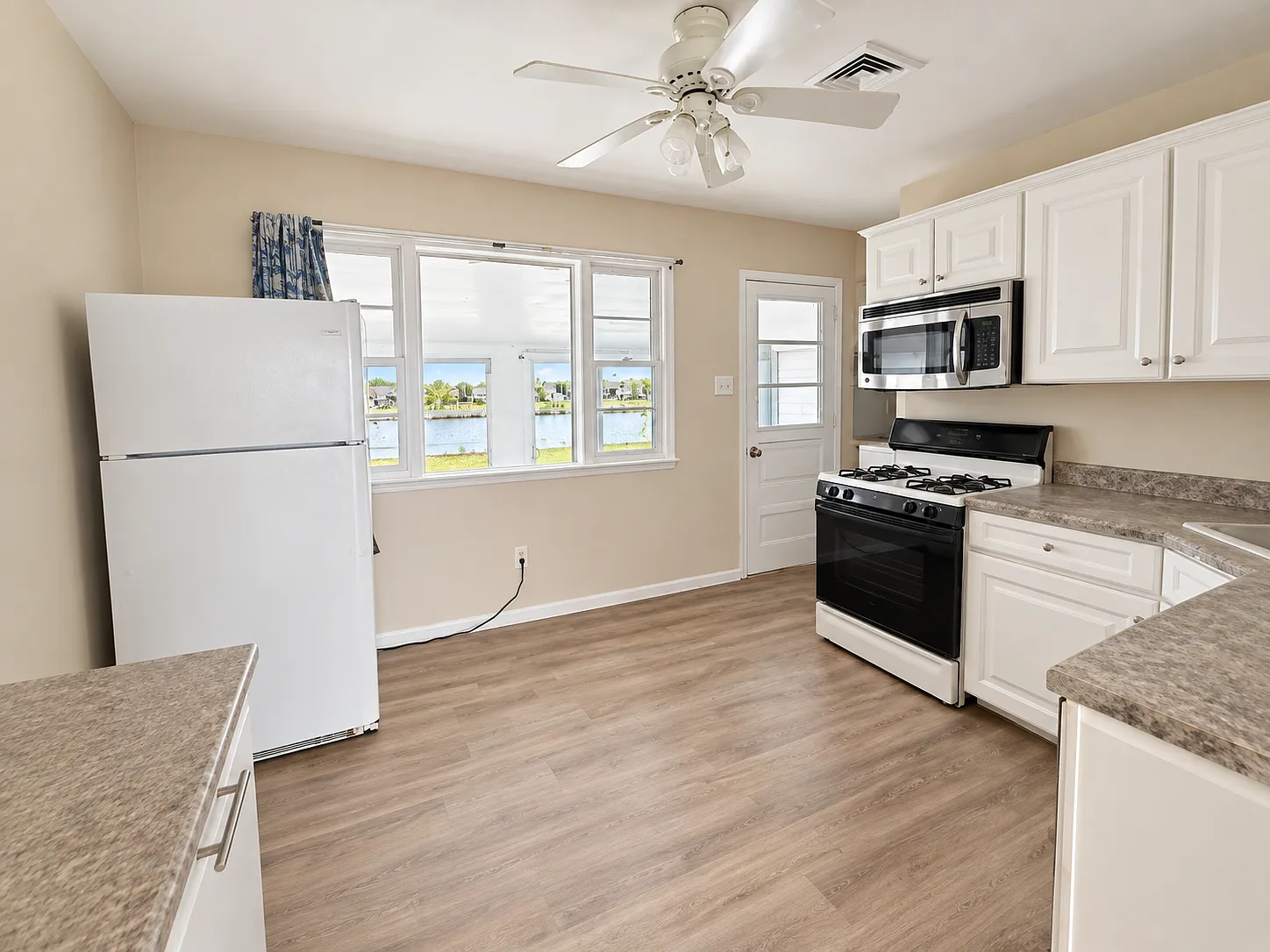 3 bed, 864 sqft, $2,600 — Photo 4