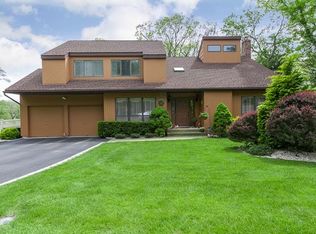 9 Alpine Ct, Smithtown, NY 11787