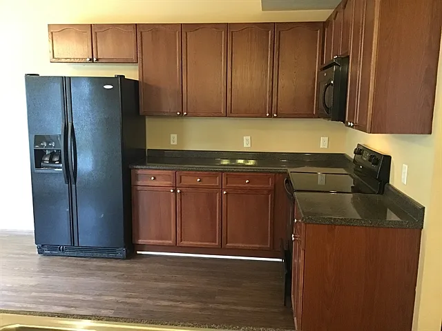 4 bed, 2.5 bath, 2400 sqft, $2,650 — Photo 2