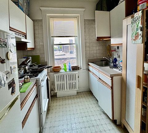 5th image of 193 Strathmore Rd APT 15