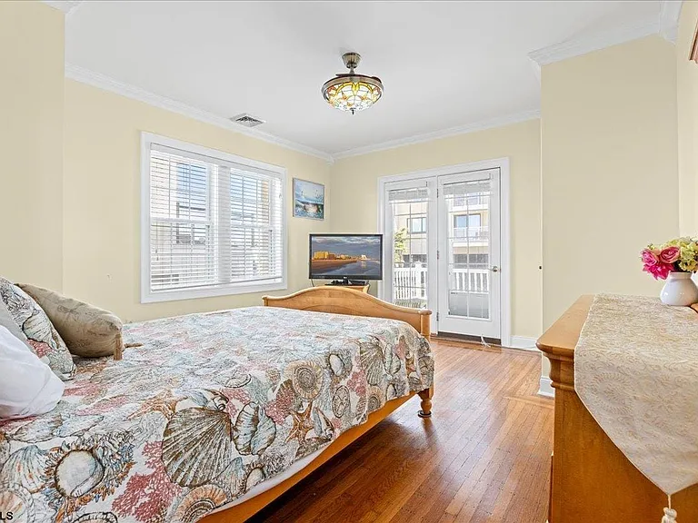 104 S Oakland Ave — Photo 18