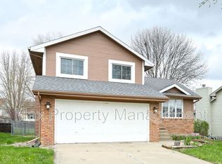 6827 Hickory Ln, Urbandale, IA 50322