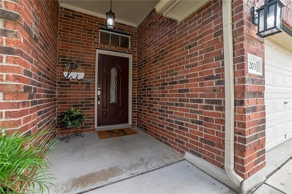 4 bed, 2.0 bath, 2110 sqft, $2,250 — Photo 2