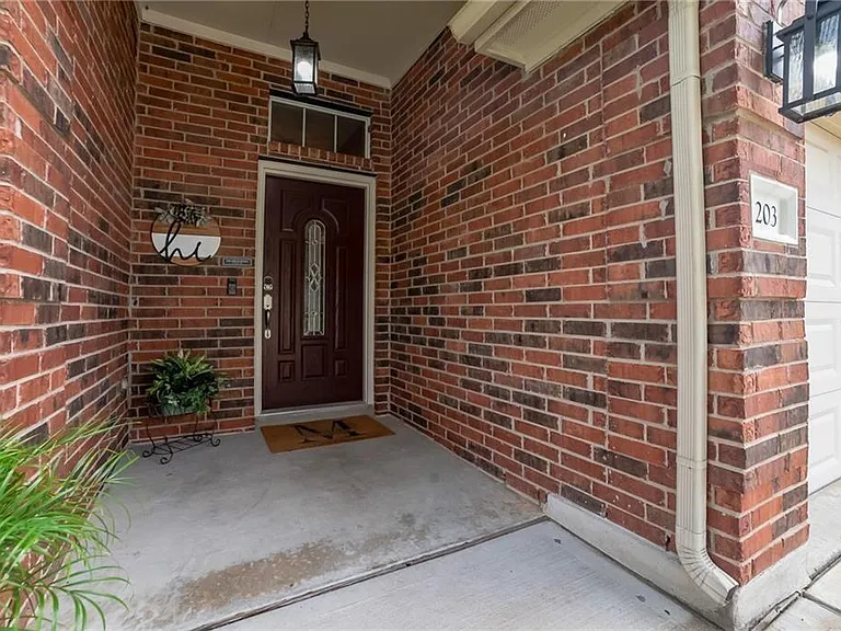 1203 Calistoga Dr — Photo 2