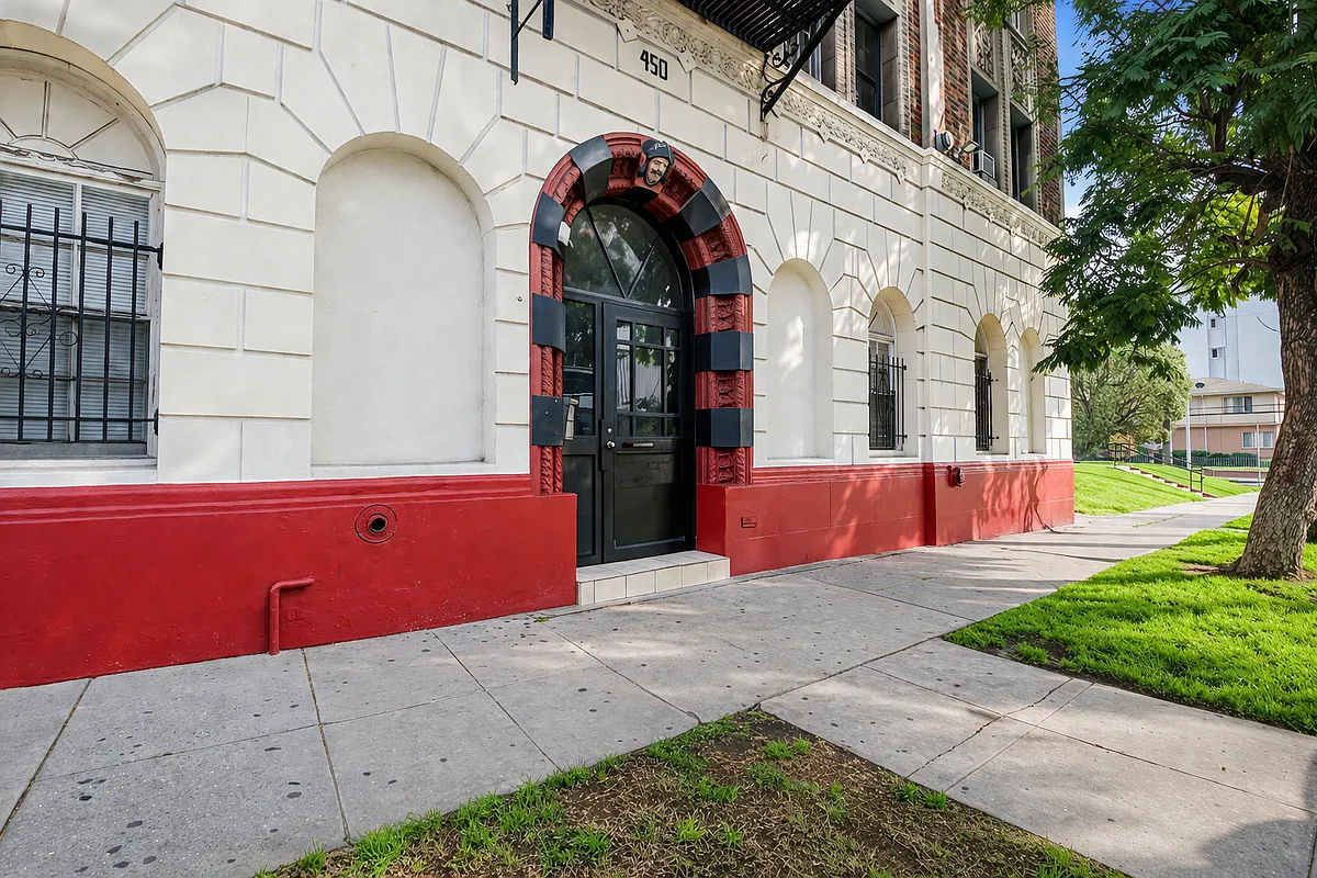 Building Photo - 452 S Kenmore Ave #111