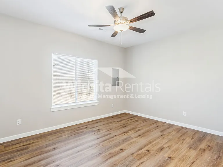 5030-5032 S Sycamore Ave — Photo 7