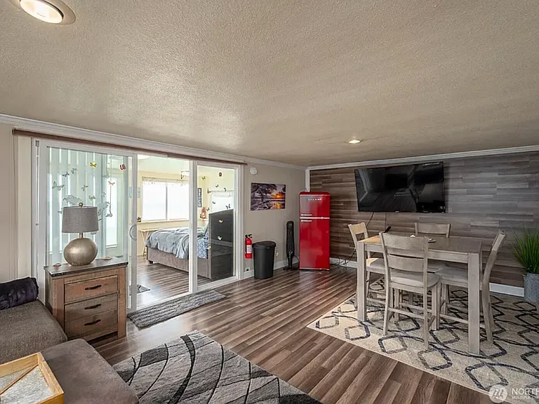 634 N Crestview Dr — Photo 8