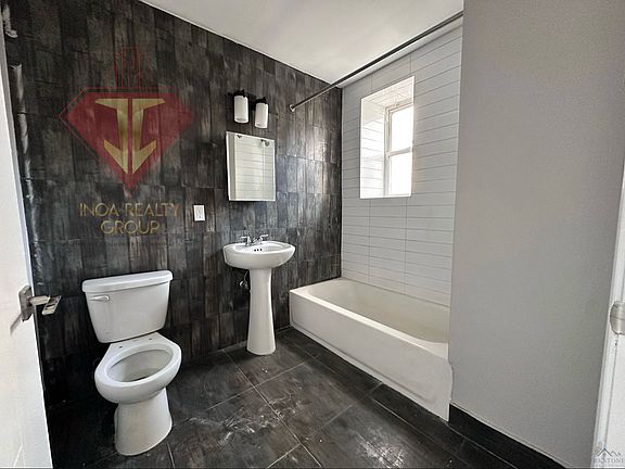 4th image of 108 N Grove St #102