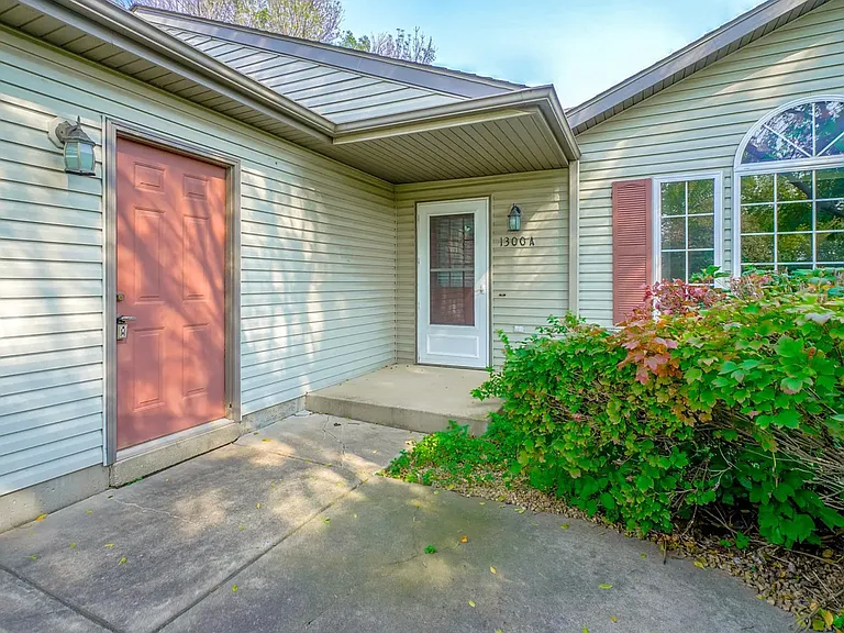 1300 Carriage Dr #A — Photo 8