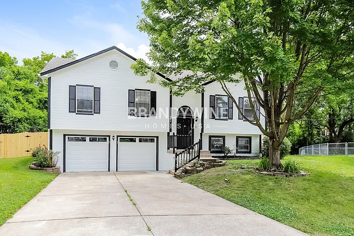 521 SE Onyx Dr — Photo 2