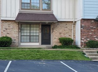 2369 Hiddengarden Ct, Ballwin, MO 63021